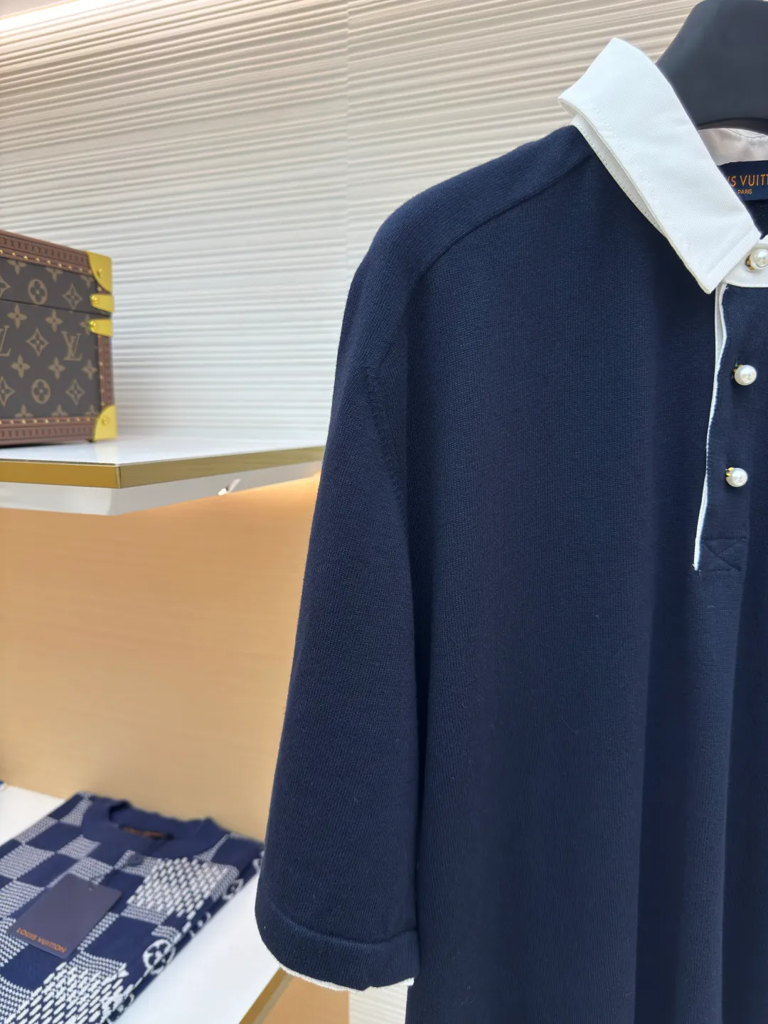 LOUIS VUITTON woolen polo POLO shirt ●Authentic product: purchased and developed at 9650 ●Item number: 1680138-B05 ●Fabric: the finest fully combed cotton ●Technology: knitted embroidery ●Version: fitted version ●Weight: about 375g ●Size: XS-S-M-L ●Description: Made of Japanese Shima Seiki) high-end flat knitting machine to ensure seamless connection of collars, cuffs, hem ribs and other parts. The overall wiring is straight and delicate, the fabric is comfortable and soft, and the color is consistent without color difference. It can be matched with the same style to create a fashionable look and control various occasions. Customized accessories, complete with three standards, same style for men and women!
